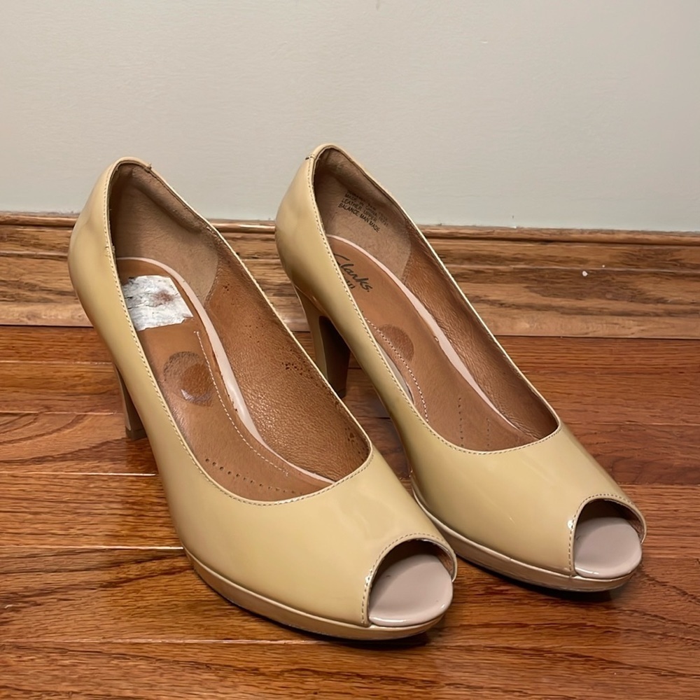 CLARKS  Artisan Narine Rowe Taupe/Yellow Peep Toe Heels Size 9.5 Summer Neutral‎